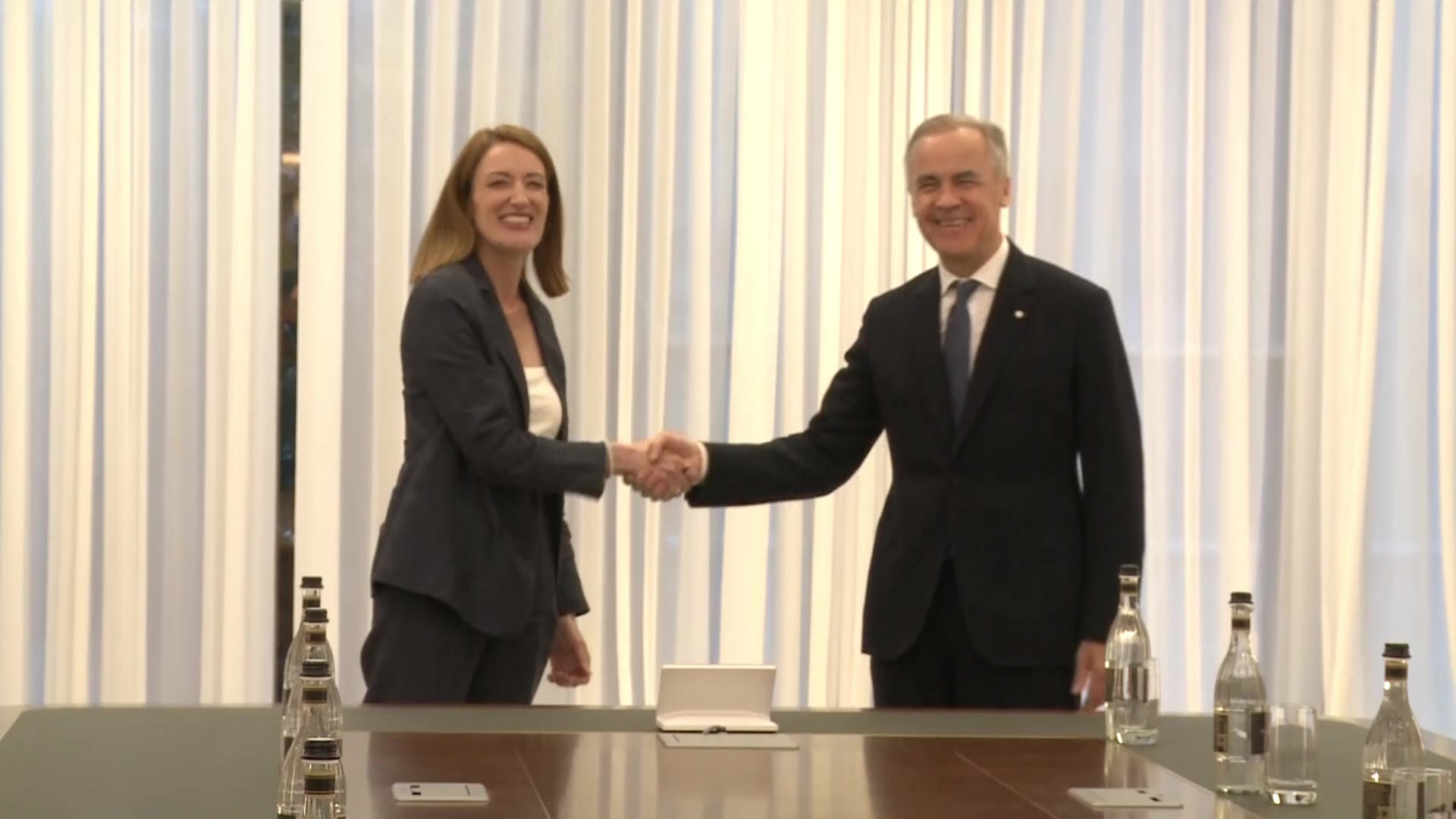8th Meeting of the European Political Community in Yerevan (Armenia): Roberta METSOLA, EP President meets with Mark CARNEY, Canadian Prime Minister